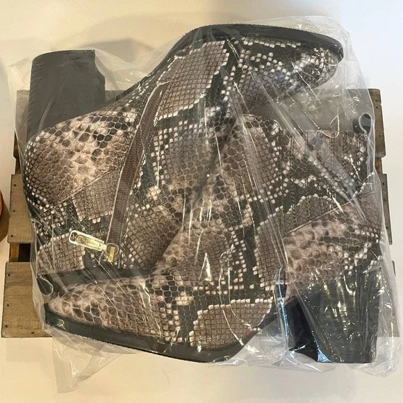 Blondo Elvina Snakeskin Waterproof Chelsea Ankle Boot Size 8 New - Picture 7 of 7